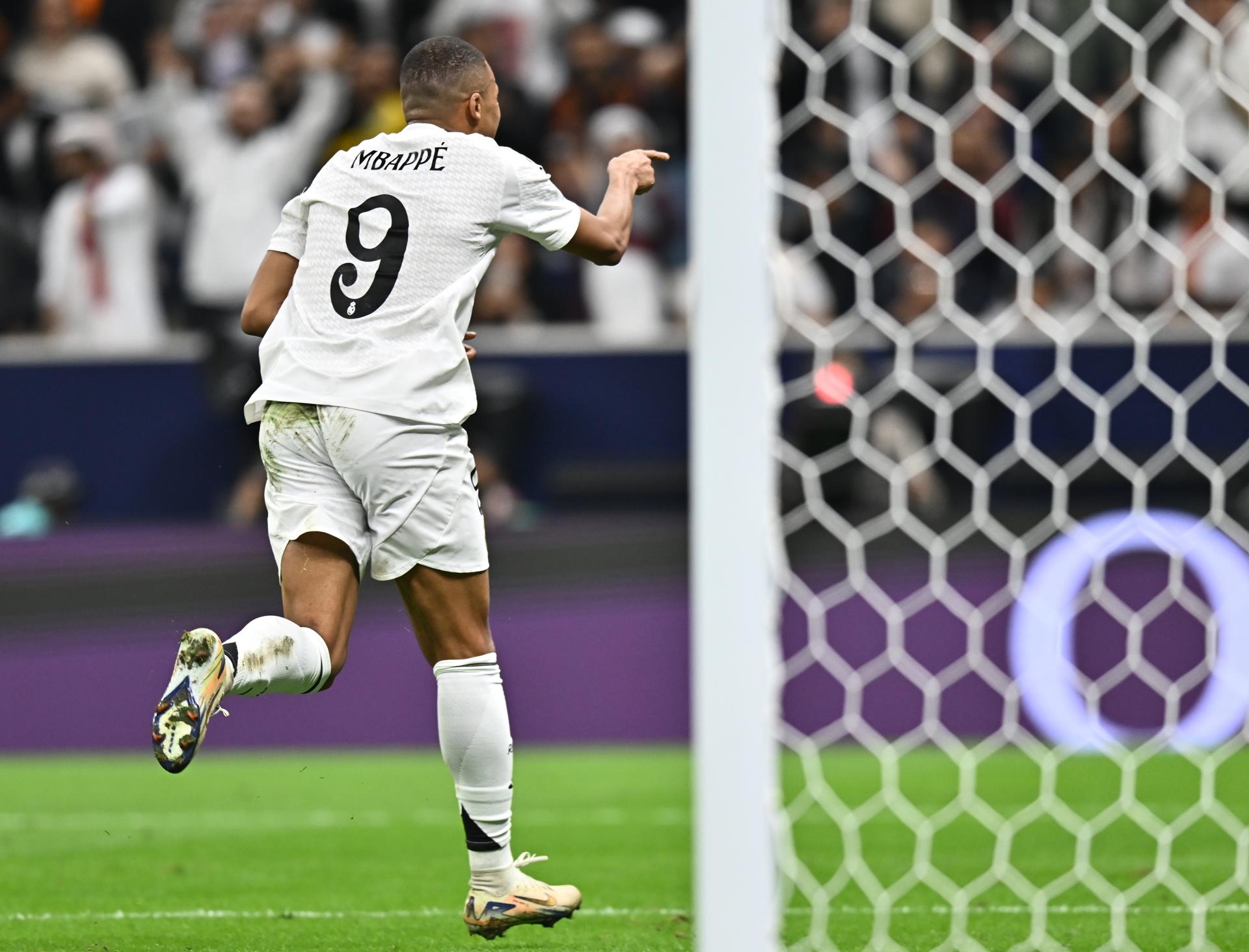 El jugador del Real Madrid Kylian Mbappe celebra un gol durante la final dela Copa Intercontinental que han jugado Real Madrid CF y CF Pachuca en Lusail, Catar. EFE/EPA/NOUSHAD THEKKAYIL
