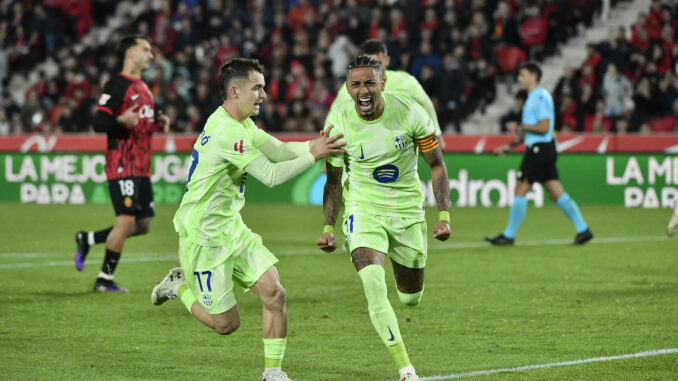 Los jugadores del FC Barcelona, el brasileño Raphinha (d) y Marc Casadó, celebran tras marcar el segundo gol ante el Mallorca, durante el partido de la jornada 19 de LaLiga EA Sports que RCD Mallorca y FC Barcelona disputaron en el estadio de Son Moix. EFE/ MIQUEL BORRÀS
