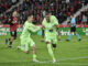 Los jugadores del FC Barcelona, el brasileño Raphinha (d) y Marc Casadó, celebran tras marcar el segundo gol ante el Mallorca, durante el partido de la jornada 19 de LaLiga EA Sports que RCD Mallorca y FC Barcelona disputaron en el estadio de Son Moix. EFE/ MIQUEL BORRÀS