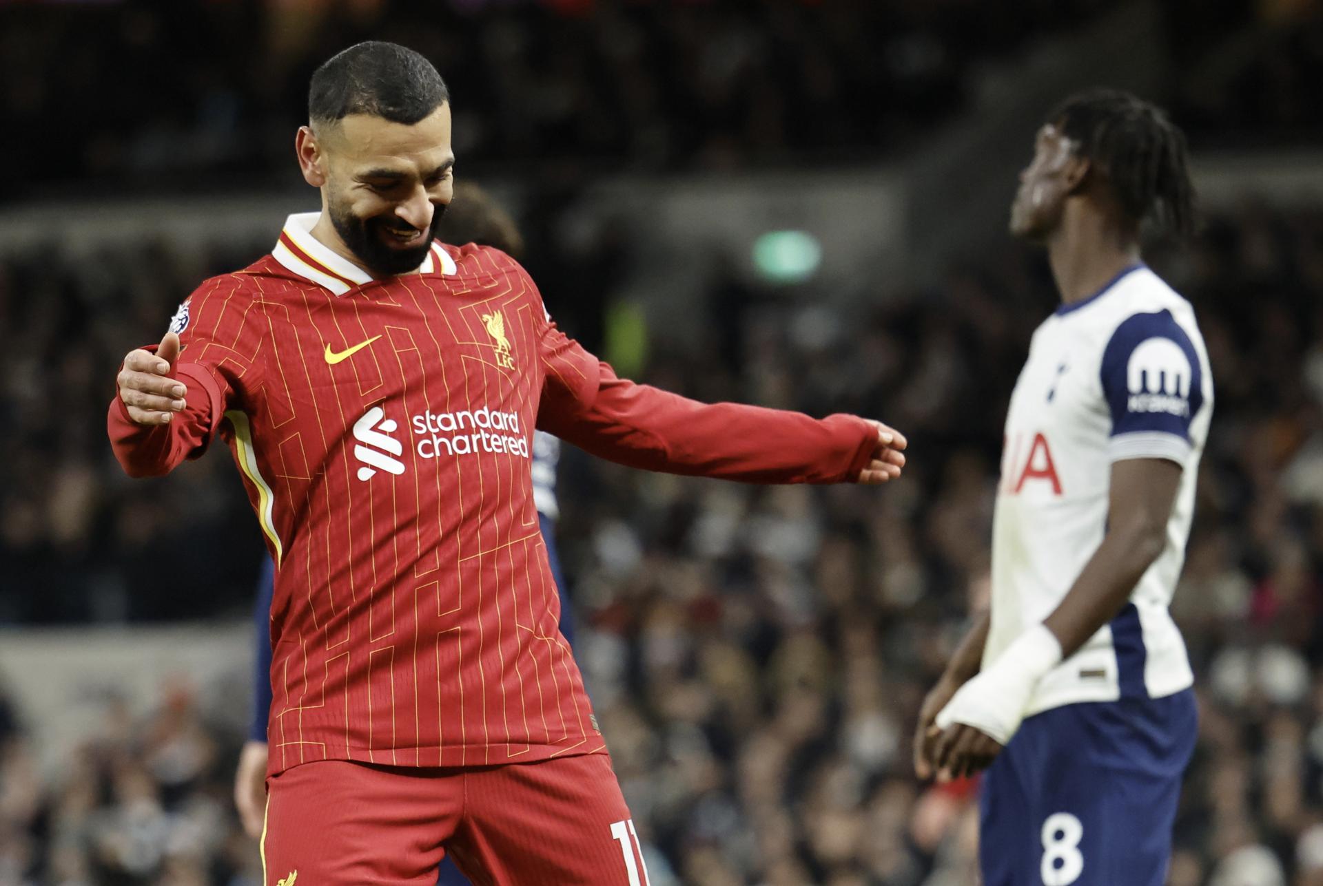 El jugador del Liverpool Mohamed Salah celebra un gol durante el partido de la Premier League que han jugado Tottenham Hotspur y Liverpool FC, en Londres, Reino Unido.EFE/EPA/TOLGA AKMEN
