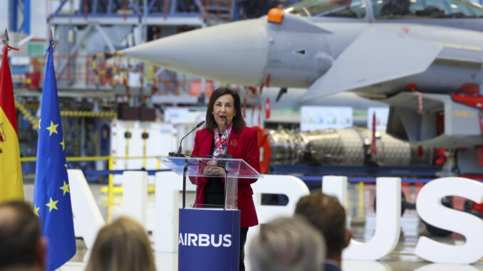 La ministra de Defensa, Margarita Robles durante su visita con representantes de NETMA (NATO Eurofighter and Tornado Management Agency) de las instalaciones de Airbus Getafe (Madrid) este viernes donde formaliza el acuerdo al que ha llegado su departamento para la adquisición de 25 Eurofighter, en el marco del programa Halcón II. EFE/ Kiko Huesca
