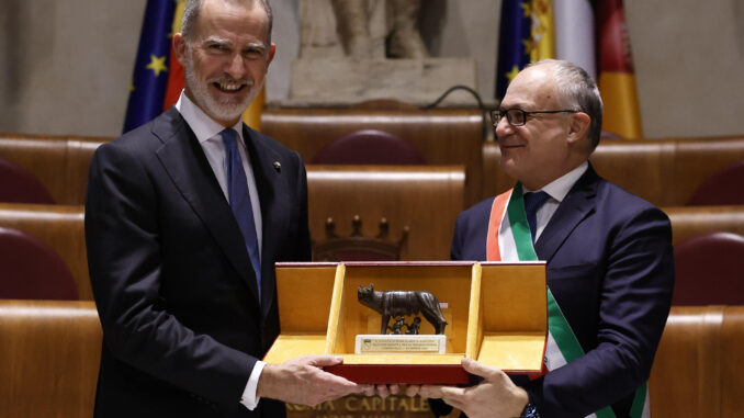 El rey Felipe VI (i) posa junto al alcalde de Roma, Roberto Gualtieri, después de recibir un reconocimiento en honor a los Reyes de España durante su visita este miércoles al Ayuntamiento de Roma. EFE/ Chema Moya
