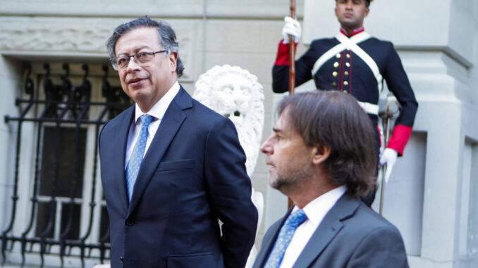 El presidente de Colombia, Gustavo Petro (i), camina junto a su homólogo de Uruguay, Luis Lacalle Pou, en la residencia presidencial este miércoles, en Montevideo (Uruguay). EFE/ Gastón Britos
