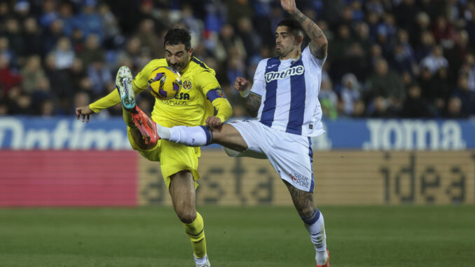 El delantero del Leganés Miguel De la Fuente (d) lucha con Raúl Albiol, del Villarreal, durante el encuentro de la jornada 18 de LaLiga que CD Leganés y Villarreal CF disputaron en el estadio de Butarque, en Leganés. EFE/Kiko Huesca
