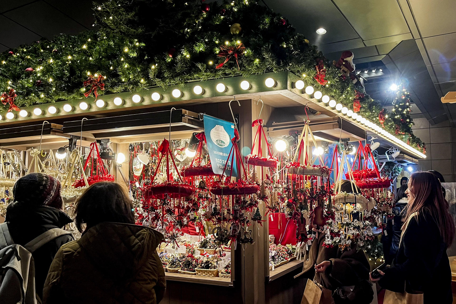 Las calles de ciudades niponas como Tokio, Osaka y Yokohama se visten de luces, decoraciones y mercados navideños similares a los europeos para celebrar unas fiestas que este país, en el que solo un 1 % de la población es cristiana, adoptó sin implicaciones religiosas. En la imagen, Mercado navideño de Roppongi Hills, en Tokio. EFE/Sara Rodríguez Pachón
