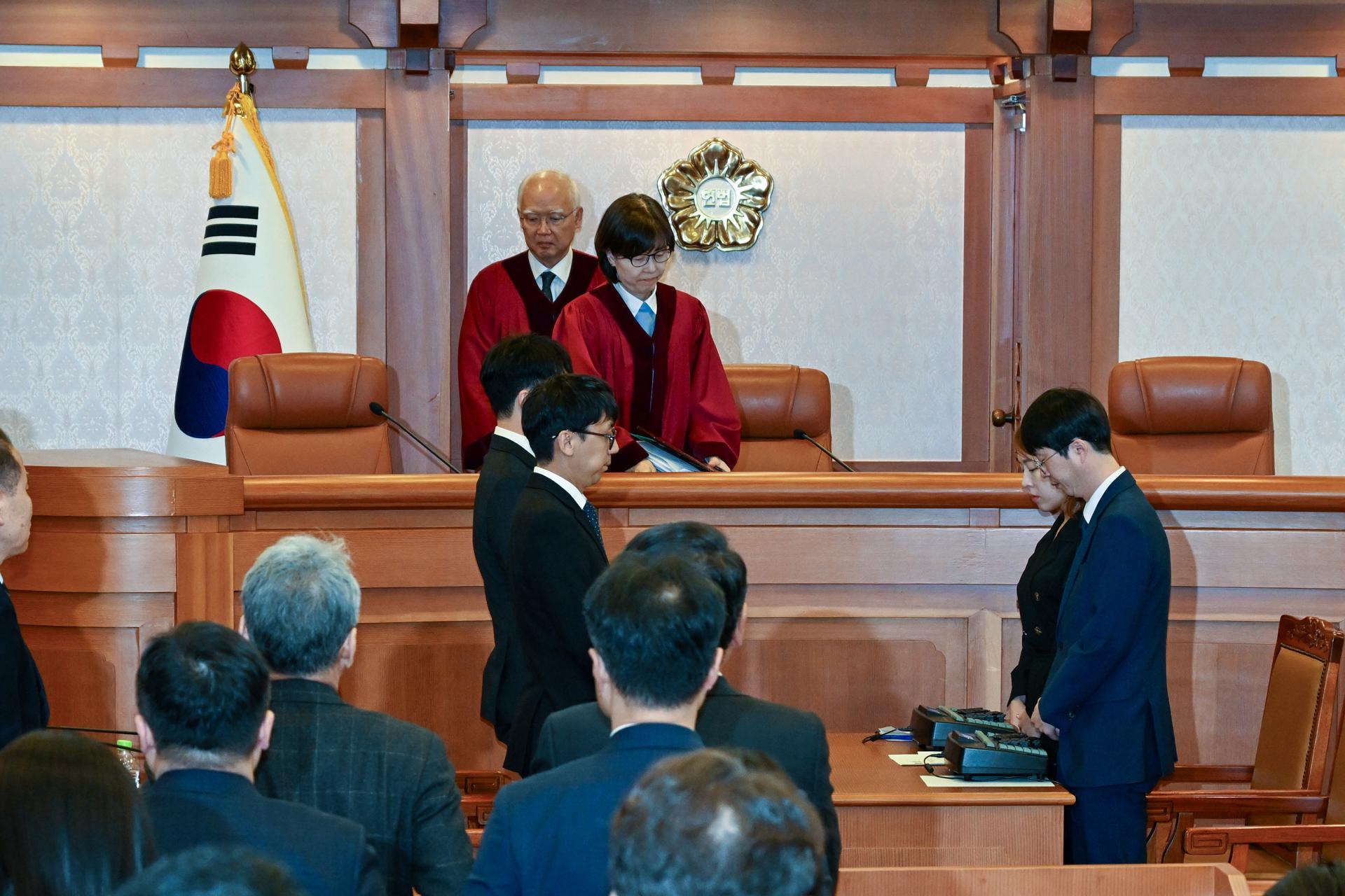 Los jueces del Tribunal Constitucional de Corea del Sur Lee Mi-son (c) y Cheong Hyung-sik (i) llegan a la vista preliminar del juicio para determinar si el presidente, Yoon Suk-yeol, debe ser definitivamente destituido o no por declarar la ley marcial a principio de mes, en Seúl, el 27 de diciembre de 2024. EFE/EPA/Song Kyung-Seok/POOL
