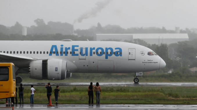 Un avión de Air Europa que cubría la ruta entre la ciudad argentina de Córdoba y Madrid con 284 personas a bordo debió aterrizar de emergencia este jueves en el aeropuerto Silvio Pettirossi, que sirve a Asunción, a raíz de un problema técnico en un motor, informó la Dirección Nacional de Aeronáutica Civil (Dinac) de Paraguay. EFE/ Juan Pablo Pino
