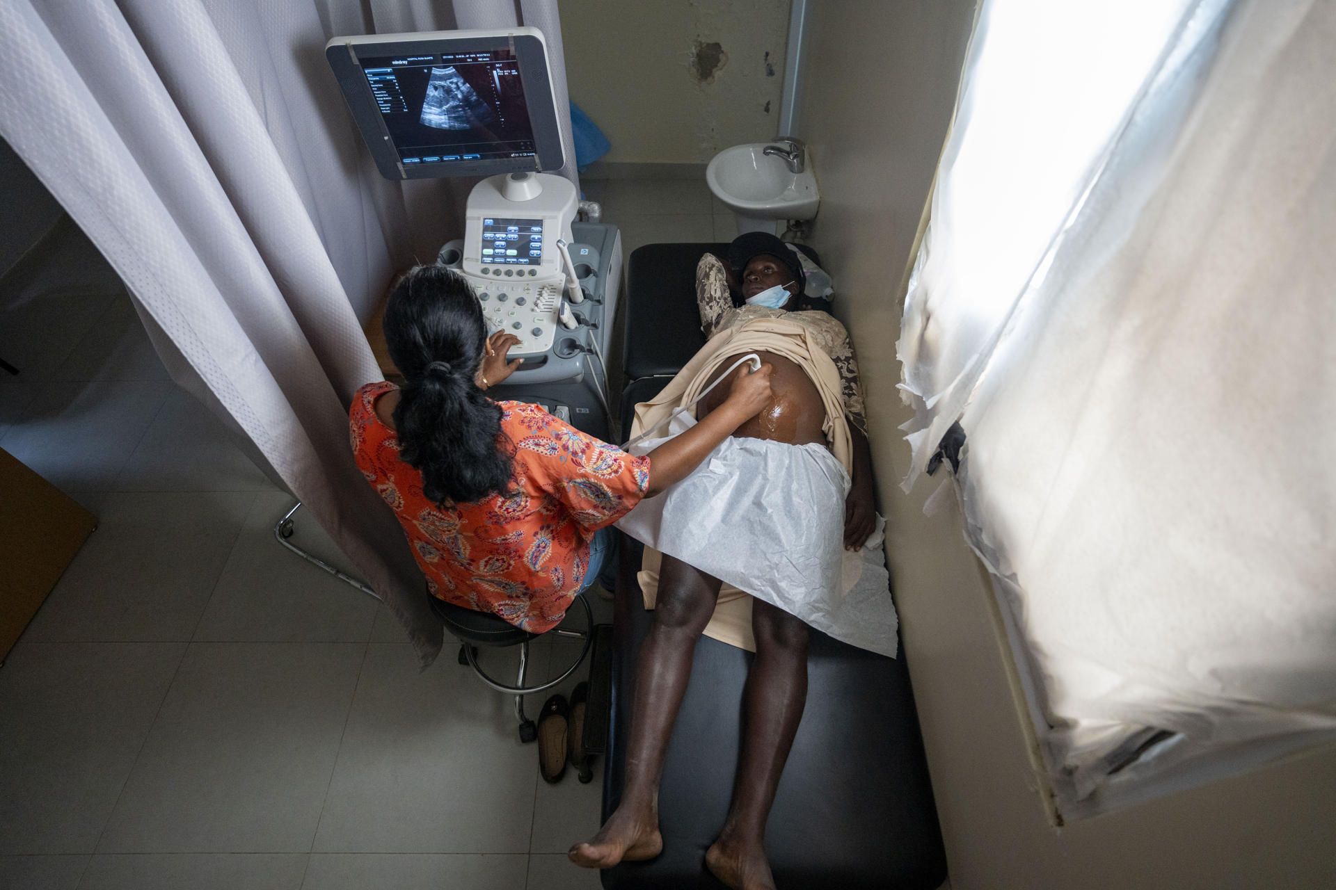 Fotografía del 26 de noviembre de 2024 de una mujer embarazada siendo atendida en uno de los hospitales dominicanos situados cerca de la frontera con Haití, en Dajabón (República Dominicana). EFE/ Pedro Bazil
