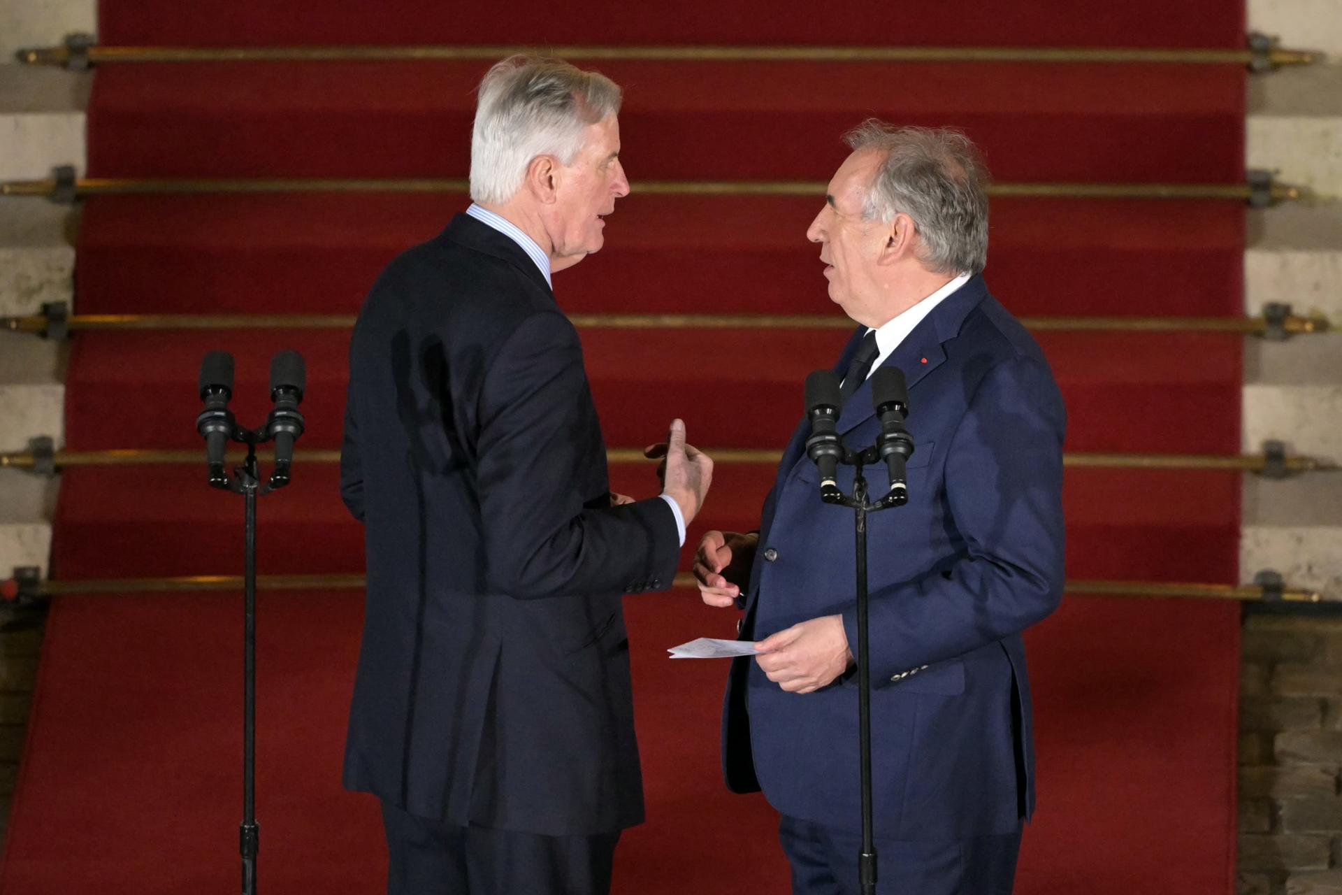 El primer ministro saliente Michel Barnier (I) conversa con el nuevo primer ministro François Bayrou durante la ceremonia de traspaso en el Hotel Matignon en París, Francia, 13 de diciembre de 2024. El presidente francés Macron nombró a François Bayrou como el nuevo primer ministro del país el 13 de diciembre de 2024. La cita sigue a la renuncia del primer ministro Michel Barnier tras un voto de censura en la Asamblea Nacional el 04 de diciembre de 2024. (Francia) EFE/EPA/BERTRAND GUAY / POOL MAXPPP FUERA
