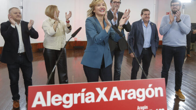 La ministra de Educación y portavoz del Gobierno, Pilar Alegría (3i), ha presentado formalmente este sábado su candidatura a la secretaría general del PSOE aragonés para sustituir a Javier Lambán con "ganas, ilusión, ambición" y un proyecto que "no excluye a nadie" y que persigue volver a ganar Aragón. EFE/JAVIER BELVER
