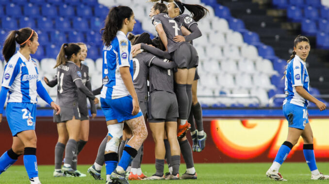 Las jugadoras del Real Madrid celebran la victoria ante el Deportivo al finalizar el encuentro de la jornada 13 de La Liga F disputado este sábado en el Estadio Municipal de Riazor, en A Coruña. EFE/ Kiko Delgado
