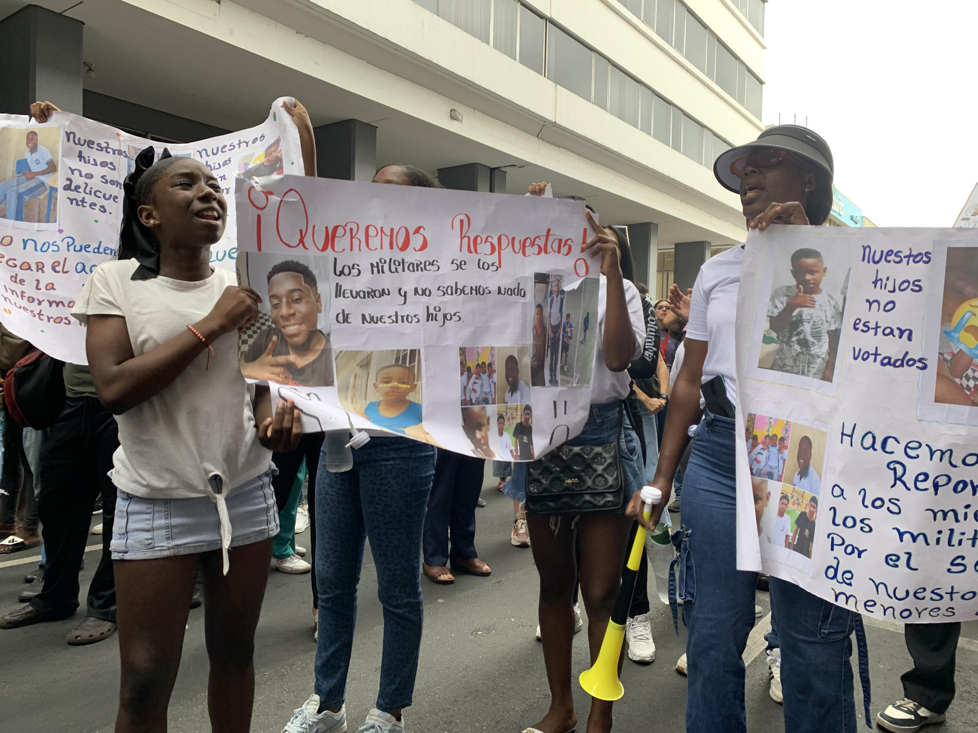 Familiares de menores desaparecidos acompañados de integrantes de organizaciones de derechos humanos, se manifiestan afuera de la Fiscalía Provincial del Guayas, este lunes en Guayaquil (Ecuador). EFE/Cristina Bazán
