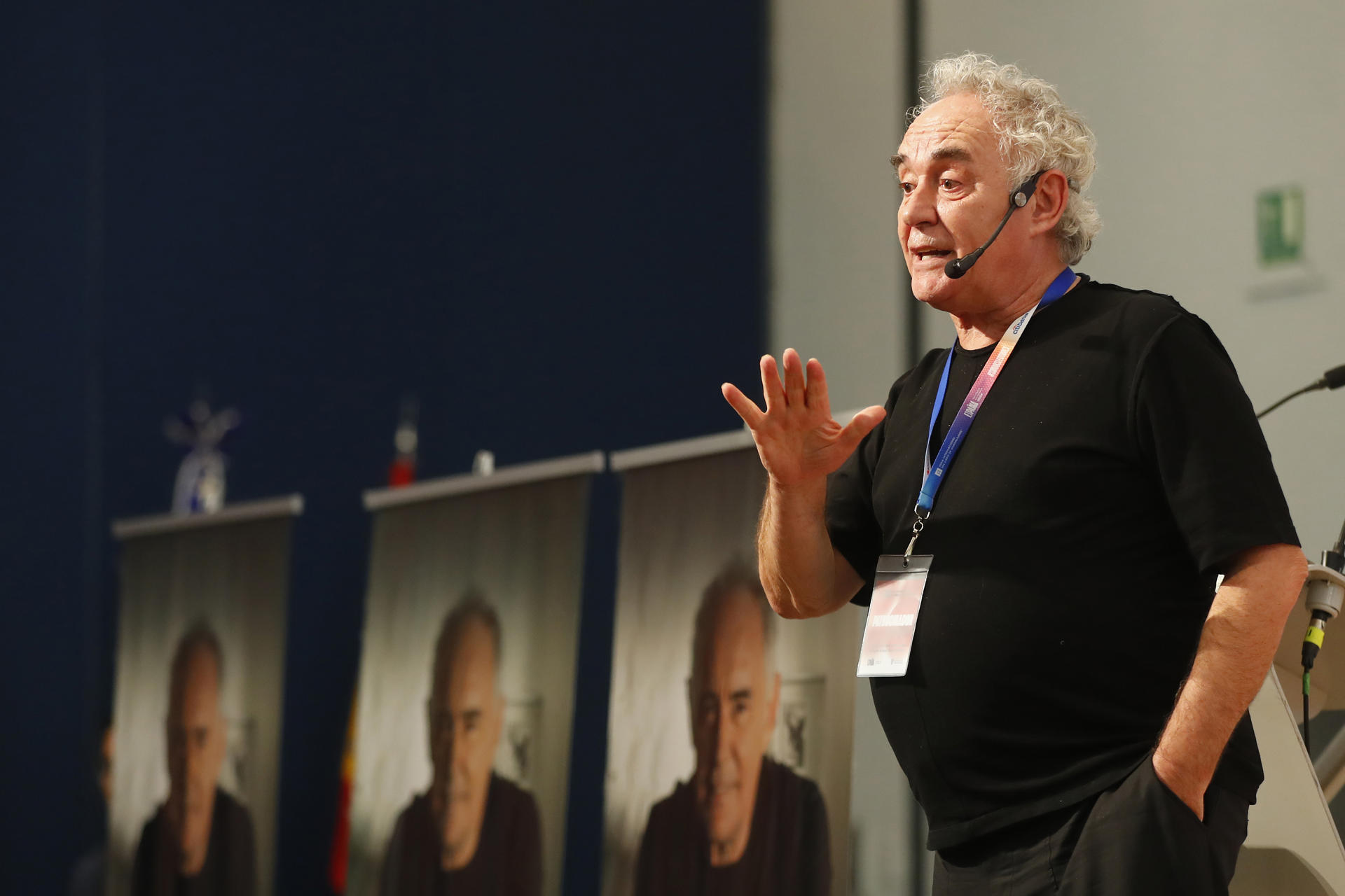 El chef español Ferrán Adrià, habla durante su conferencia ‘Revolución Culinaria: Ciencia e Innovación’ este domingo, en la 38 edición de la Feria Internacional del Libro de Guadalajara (FIL), Guadalajara (México). EFE/ Francisco Guasco
