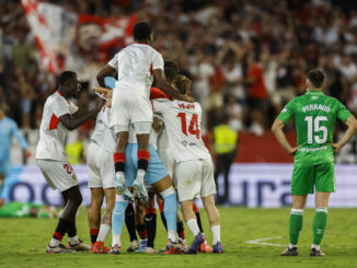 Los jugadores del Sevilla celebran la victoria tras el partido de la novena jornada de LaLiga que Sevilla FC y Real Betis disputado en el estadio Ramón Sánchez-Pizjuán, en Sevilla, en una foto de archivo. EFE/Julio Muñoz