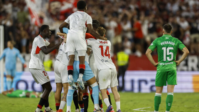 Los jugadores del Sevilla celebran la victoria tras el partido de la novena jornada de LaLiga que Sevilla FC y Real Betis disputado en el estadio Ramón Sánchez-Pizjuán, en Sevilla, en una foto de archivo. EFE/Julio Muñoz
