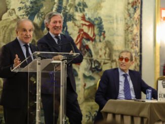 Los periodistas José María García (i) y Jesús Álvarez (2i) durante la presentación del libro 'Gento Real', escrito por José Luis Llorente, este lunes en Madrid. EFE/ Kiko Huesca