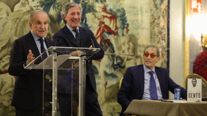 Los periodistas José María García (i) y Jesús Álvarez (2i) durante la presentación del libro 'Gento Real', escrito por José Luis Llorente, este lunes en Madrid. EFE/ Kiko Huesca
