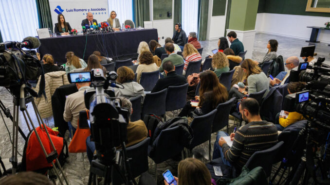 Imagen de archivo de Luis Romero, abogado de la familia del soldado Carlos León Rico, compareciendo en una rueda de prensa. EFE/ Julio Muñoz
