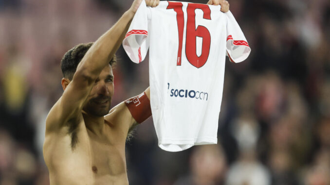 Jesús Navas (c), se despide de la afición tras el encuentro correspondiente a la jornada 17 de Laliga EA Sports que disputaron Sevilla y Celta en el estadio Sánchez-Pizjuán de Sevilla. EFE/José Manuel Vidal.
