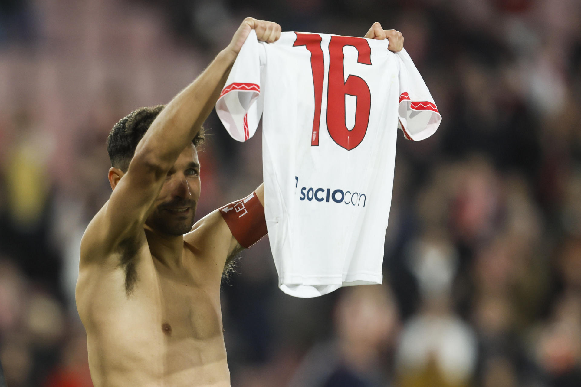 Vista de la grada durante el homenaje al jugador del Sevilla, Jesús Navas, que ha recibido antes del inicio del encuentro correspondiente a la jornada 17 de Laliga EA Sports que disputan hoy sábado Sevilla y Celta en el estadio Sanchez Pizjuan de Sevilla. EFE/José Manuel Vidal.
