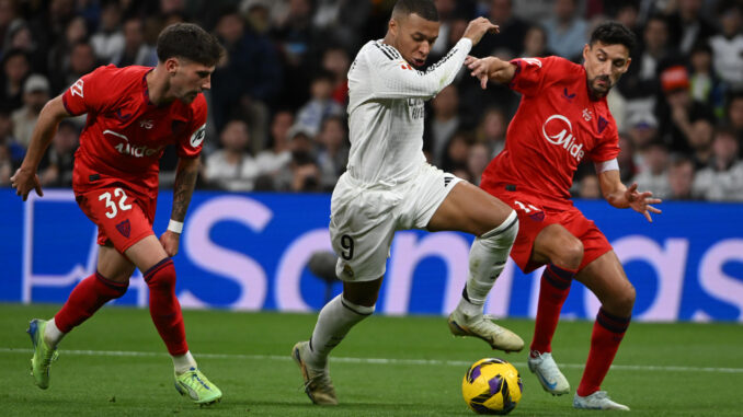 El delantero francés del Real Madrid, Kylian Mbappé (c) durante el partido de LaLiga entre el Real Madrid y el Sevilla, este domingo en el estadio Santiago Bernabéu. EFE/ Fernando Villar
