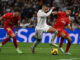 El delantero francés del Real Madrid, Kylian Mbappé (c) durante el partido de LaLiga entre el Real Madrid y el Sevilla, este domingo en el estadio Santiago Bernabéu. EFE/ Fernando Villar