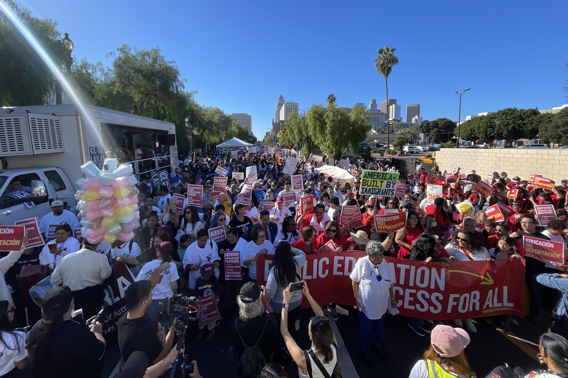 Fotografía cedida de un grupo de personas durante una manifestación este 18 de diciembre de 2024, en Los Ángeles (EE.UU.). EFE/ CHIRLA
