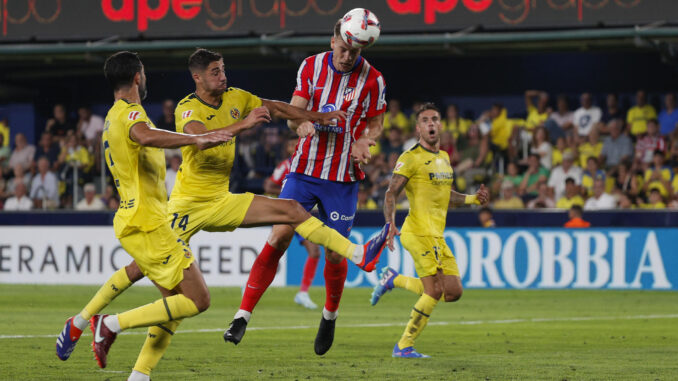 Imagen del Villarreal-Atlético de la primera vuelta, con un remate de Sorloth. EFE/ Manuel Bruque
