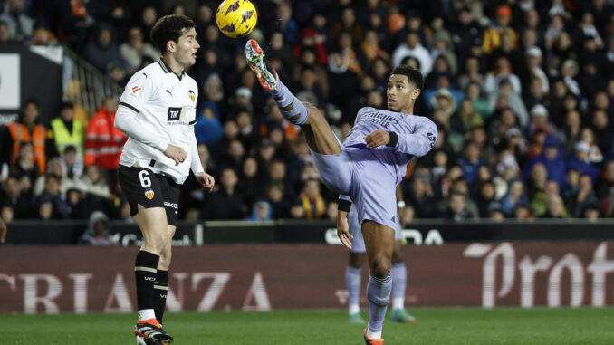 El centrocampista inglés del Real Madrid Jude Bellingham (d) ante el defensa del Valencia Hugo Guillamón en el estadio de Mestalla, en Valencia en foto de archivo de Biel Aliño. EFE
