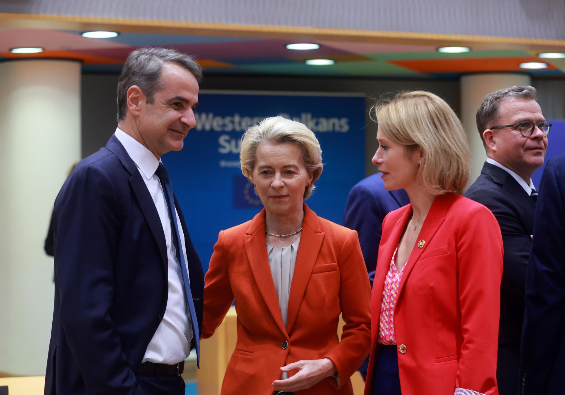 (De izq. a der.) El Primer Ministro griego Kyriakos Mitsotakis, la Presidenta de la Comisión Europea Ursula von der Leyen y la Alta Representante de la UE para Asuntos Exteriores y Política de Seguridad Kaja Kallas durante una mesa redonda en la Cumbre UE-Balcanes Occidentales en Bruselas, Bélgica, 18 de diciembre de 2024. Los líderes de la UE y de los Balcanes Occidentales se están reuniendo en Bruselas para discutir el fortalecimiento de la cooperación y las asociaciones regionales. (Bélgica, Bruselas) EFE/EPA/OLIVIER HOSLET
