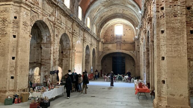 En 1793 se paralizaron las obras de una impresionante iglesia en Castaño del Robledo (Huelva), pueblo que presume de tener desde entonces “la iglesia no iglesia” más grande de España, y que se usa para actividades culturales, gastronómicas o reuniones de vecinos, tras haber sido usada, entre otras cosas, como cementerio. EFE/Fermín Cabanillas
