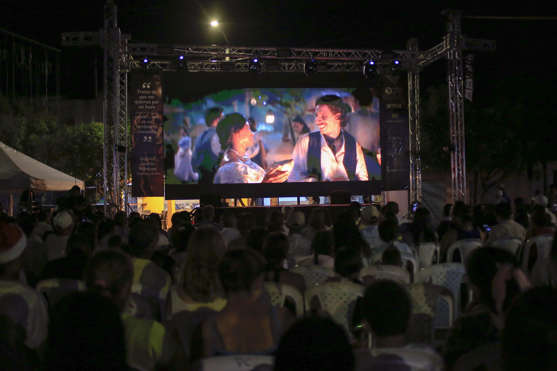 Personas asisten a la proyección del primer capítulo de la serie de Netflix 'Cien años de soledad', este miércoles en Aracataca (Colombia). El realismo mágico de Macondo afloró nuevamente en Aracataca, el pueblo del Caribe colombiano donde nació Gabriel García Márquez, nobel de Literatura de 1982, con la proyección en su plaza, y para su gente, del primer episodio de 'Cien años de soledad', la serie de Netflix basada en su novela del mismo nombre. EFE/ Ricardo Maldonado Rozo
