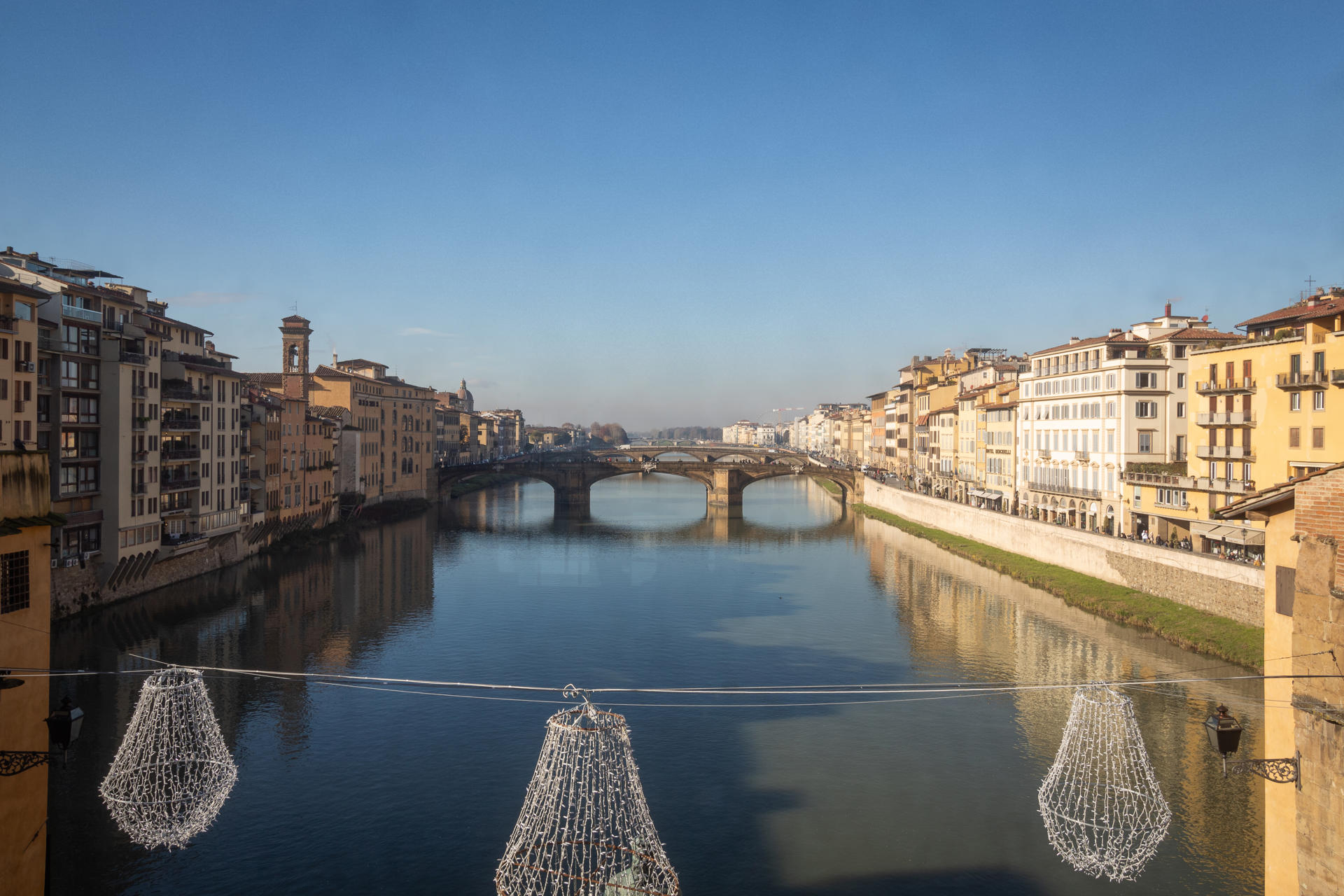 El 'Corredor Vasariano', el pasillo privado sobre el 'Ponte Vecchio' de Florencia (norte) usado por los antiguos soberanos del Renacimiento para cruzar el río discretamente y tener una de las mejores vistas de la ciudad, se volverá a poder recorrer desde este sábado tras ocho años cerrado por garantizar mayor seguridad y una nueva iluminación. La Galería de los Uffizi, donde inicia el pasillo, informó este viernes de que ahora se volverá a acceder con una entrada especial: desde la Galería de Estatuas y Pinturas se caminará por el Ponte Vecchio sobre el río Arno y se sadrá al del Jardín de Bóboli en el Palazzo Pitti. EFE/ Galería Degli Ufizzi SOLO USO EDITORIAL/SOLO DISPONIBLE PARA ILUSTRAR LA NOTICIA QUE ACOMPAÑA (CRÉDITO OBLIGATORIO)
