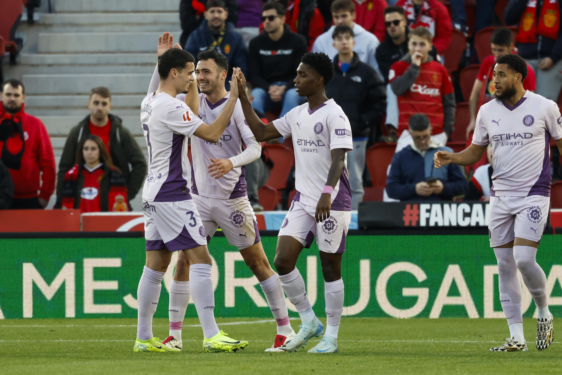 Los jugadores del Girona celebran el gol del centrocampista de Países Bajos Donny van de Beek, durante el partido de LaLiga de la jornada 17 entre el Real Mallorca y El Girona, este sábado en el estadio de Son Moix en Palma .- EFE/ Cati Cladera
