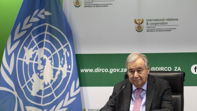 El Secretario General de las Naciones Unidas, Antonio Guterres, asiste a una conferencia de prensa conjunta con el Ministro de Relaciones Internacionales y Cooperación de Sudáfrica durante la visita de este último a Pretoria, Sudáfrica, el 11 de diciembre de 2024. Sudáfrica es el primer país africano en asumir la presidencia rotativa del G20 durante un año, la cual asumió Sudáfrica el 01 de diciembre de 2024. (Sudáfrica) EFE/EPA/KIM LUDBROOK
