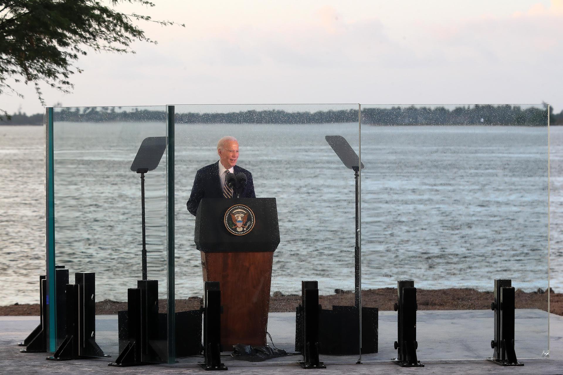 El presidente de EE. UU., Joe Biden, pronuncia un discurso en el Museo de la Esclavitud en Luanda, Angola, el 03 de diciembre de 2024. Biden está en Angola en una visita de estado de tres días que incluye un discurso en el Museo de la Esclavitud y una cumbre internacional sobre el Corredor de Lobito. EFE/EPA/AMPE ROGERIO
