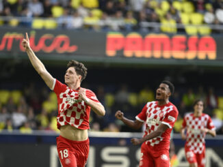 El defensa checo del Girona Ladislav Krejci (i) celebra el segundo gol de su equipo, durante el partido de LaLiga entre el Villarreal y el Girona FC disputado en el estadio de La Cerámica en Villarreal. EFE/ Andreu Esteban