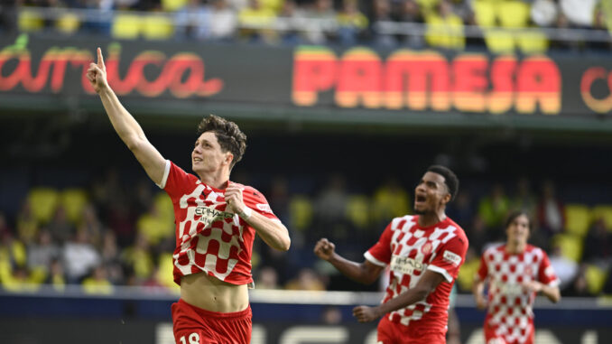 El defensa checo del Girona Ladislav Krejci (i) celebra el segundo gol de su equipo, durante el partido de LaLiga entre el Villarreal y el Girona FC disputado en el estadio de La Cerámica en Villarreal. EFE/ Andreu Esteban
