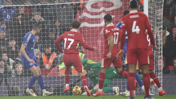 El jugador del Liverpool Curtis Jones marca el segundo gol durante el partido de la Premier League que han jugado Liverpool FC y Leicester City FC, en Liverpool, Reino Unido. EFE/EPA/ADAM VAUGHAN
