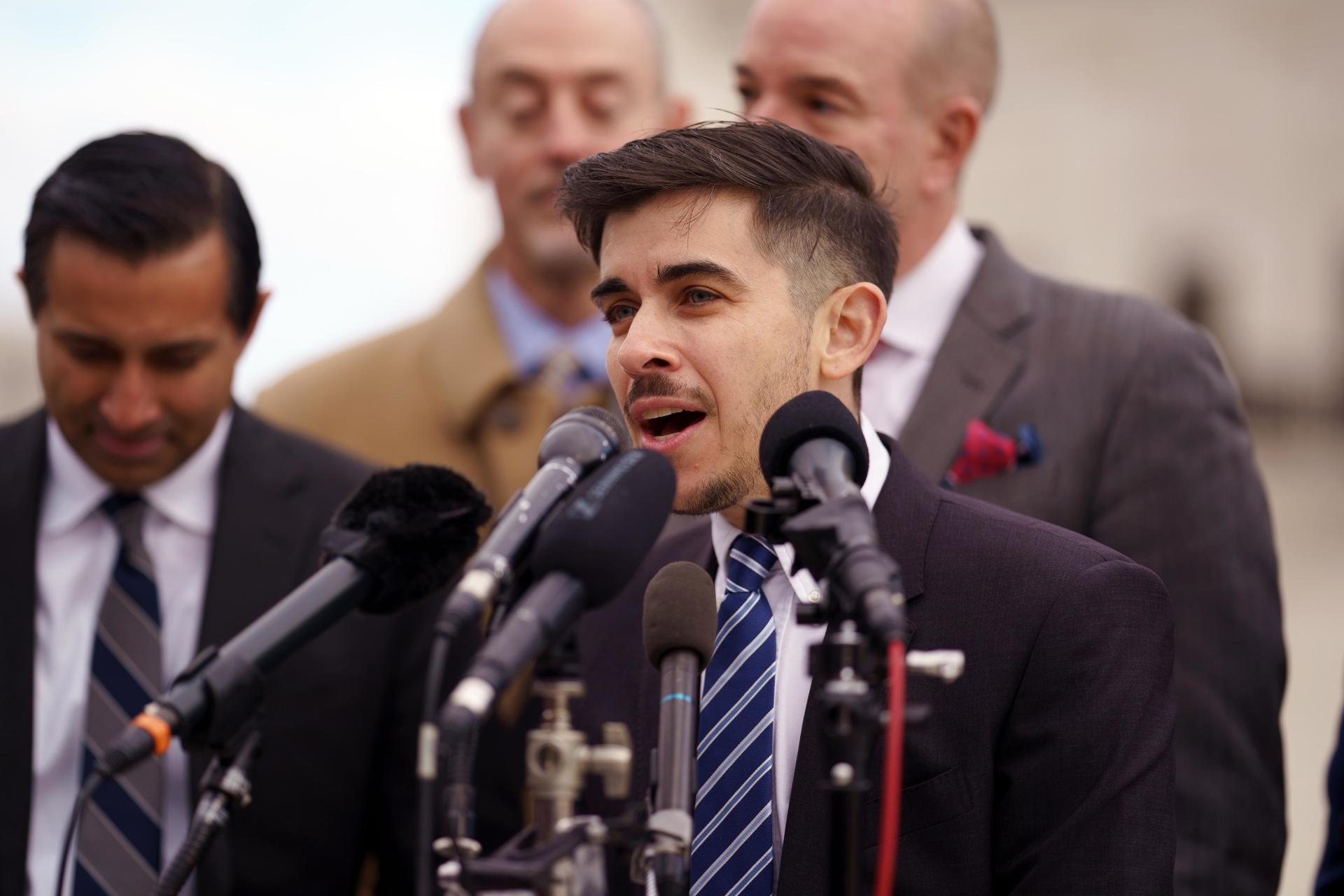 Chase Strangio, abogado y activista de los derechos de las personas transgénero, habla con los medios de comunicación a las afueras de la Corte Suprema de Estados Unidos en Washington, DC, EE. UU., el 4 de diciembre de 2024. EFE/EPA/Will Oliver
