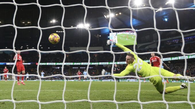 El portero del Nottingham Forest Matz Sels en acción durante el partido de la Premier League que han jugado Manchester City y Nottingham Forest, en Manchester,Reino Unido. EFE/EPA/ADAM VAUGHAN E
