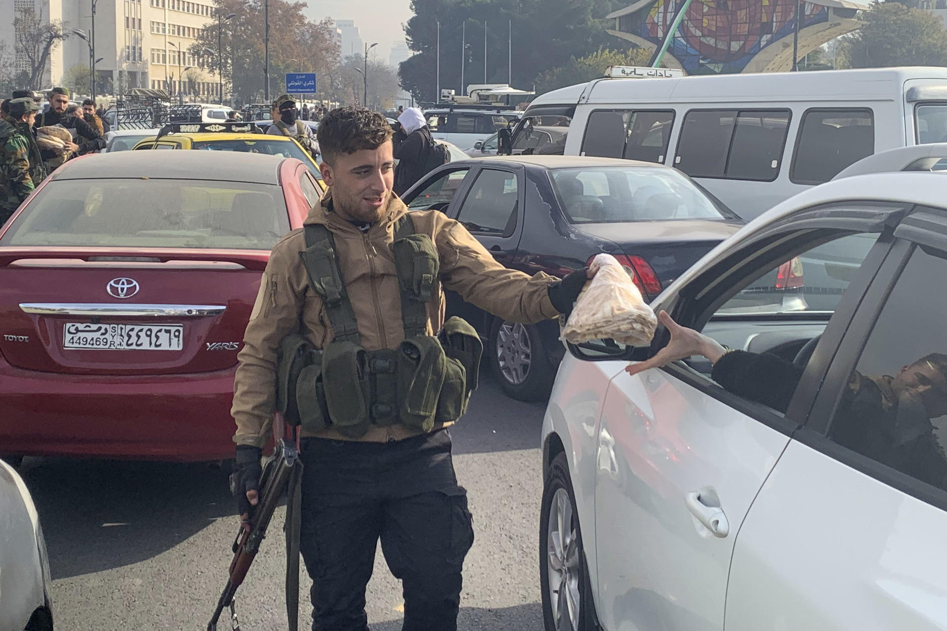 Un hombre armado este jueves en la Plaza de los Omeyas en Damasco, ciudad que vive unos días de transición tras la reciente caída del régimen de Bachar al Asad. EFE/Álvaro Mellizo
