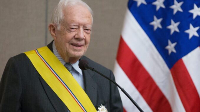 Fotografía de archivo del 14 de enero de 2016 del expresidente estadounidense, Jimmy Carter, recibiendo la Orden de Manuel Amador Guerrero de manos del presidente de Panamá, Juan Carlos Varela, en el centro Carter de Atlanta, Georgia (Estados Unidos). Jimmy Carter, fallecido este domingo a sus 100 años, entró en la historia de Estados Unidos con su improbable ascenso de cult de magnate del maní (cacahuete) a presidente del país, pero su mayor legado fue redefinir la vida después de la Casa Blanca, con una labor tenaz que dejó una huella sin precedentes en la política estadounidense y mundial. 
EFE/ Branden Camp ARCHIVO
