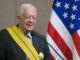 Fotografía de archivo del 14 de enero de 2016 del expresidente estadounidense, Jimmy Carter, recibiendo la Orden de Manuel Amador Guerrero de manos del presidente de Panamá, Juan Carlos Varela, en el centro Carter de Atlanta, Georgia (Estados Unidos). Jimmy Carter, fallecido este domingo a sus 100 años, entró en la historia de Estados Unidos con su improbable ascenso de cult de magnate del maní (cacahuete) a presidente del país, pero su mayor legado fue redefinir la vida después de la Casa Blanca, con una labor tenaz que dejó una huella sin precedentes en la política estadounidense y mundial. 
EFE/ Branden Camp ARCHIVO