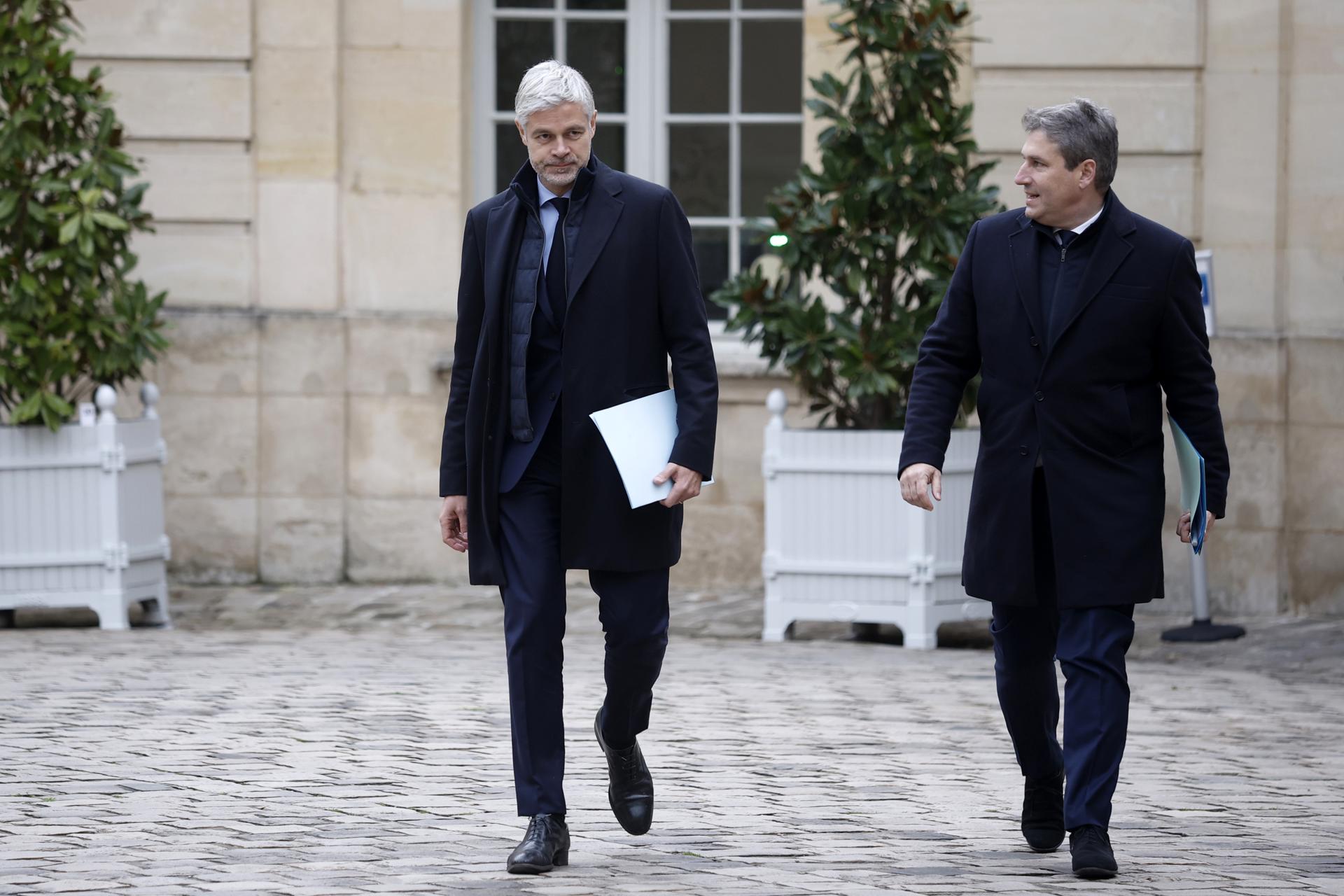 El presidente del grupo parlamentario de Droite Republicaine, Laurent Wauquiez (L), y el senador francés y presidente del grupo LR (Los Republicanos) en el Senado, Mathieu Darnaud (R), llegan al Hotel Matignon en París, Francia, el 16 de diciembre de 2024. El recién nombrado Primer Ministro francés, Bayrou, se está reuniendo con los principales líderes políticos antes de formar su gobierno. (Francia) EFE/EPA/YOAN VALAT
