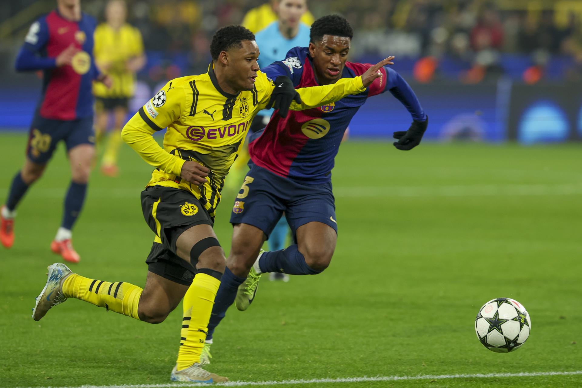 El jugador del Dortmund Julien Duranville (I) en acció ante Alejandro Balde, del Barcelona (d), durante el partido de la UEFA Champions League que han jugado Borussia Dortmund y FC Barcelona en Dortmund, Alemania.EFE/EPA/FRIEDEMANN VOGEL
