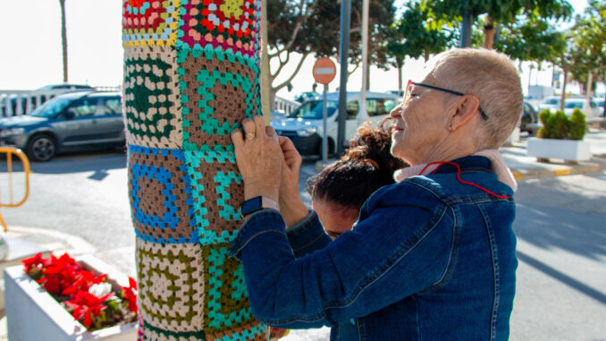 Mujeres trabajando en uno de los adornos. EFE / Alba Feixas
