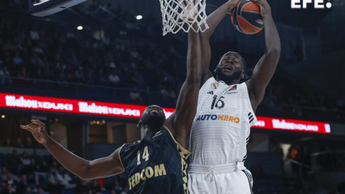 El ala-pívot del Real Madrid Usman Garuba (d) ante el pívot francés del Mónaco "Mam" Jaiteh (i) en el partido de Euroliga de baloncesto que han disputado ambos equipos. EFE/ Juanjo Martin
