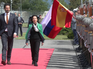 Imagen de archivo de La ministra de Defensa, Margarita Robles, acompañada del ministro de Defensa de Eslovaquia, Robert Kaliñák, durante una visita a las tropas españolas desplegadas en Eslovaquia, en mayo de 2024. /Archivo. EFE/ Enrique Del Viso