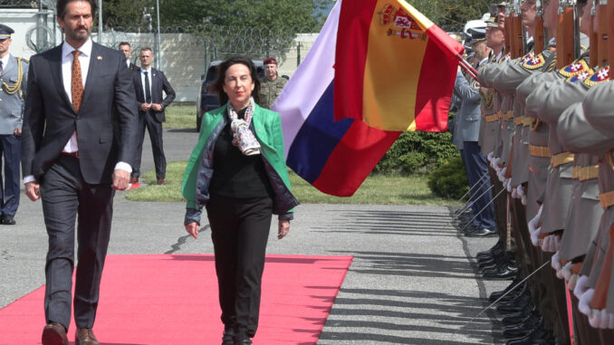 Imagen de archivo de La ministra de Defensa, Margarita Robles, acompañada del ministro de Defensa de Eslovaquia, Robert Kaliñák, durante una visita a las tropas españolas desplegadas en Eslovaquia, en mayo de 2024. /Archivo. EFE/ Enrique Del Viso
